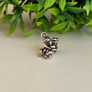 925 Sterling Silver Hugging Frogs Charm